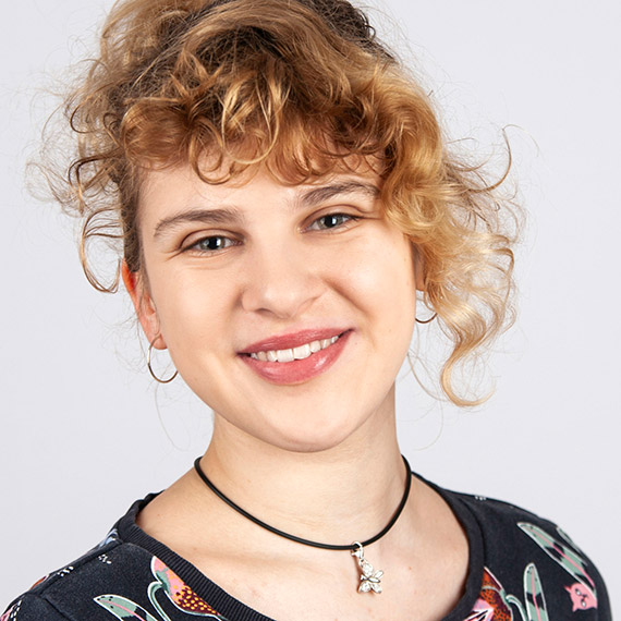 Miriam Greipl in der Zahnarztpraxis in Bogen